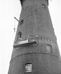 75924 Gezicht op de romp van de molen Rijn en Zon in de Adelaarstraat te Utrecht tijdens de restauratie, vanuit het oosten.